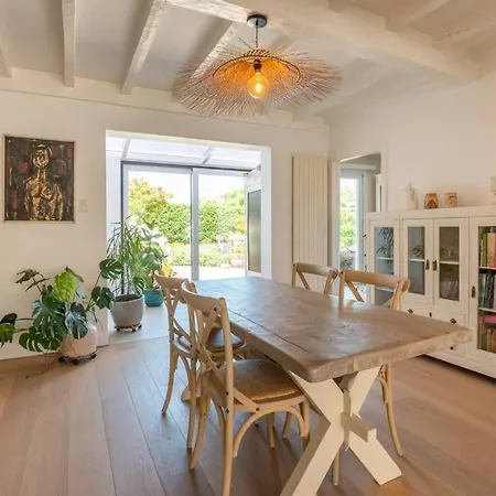 Charming House With Garden Сasa de vacaciones *